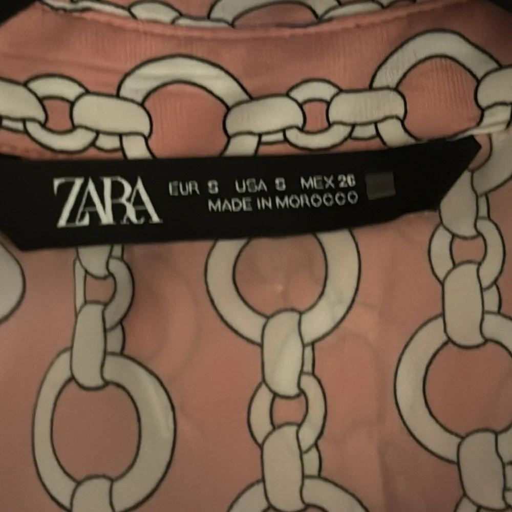 ZARA Pink White Chain Link‎ Silky Button Down Top Shirt Blouse Size S Work Party - Picture 6 of 6